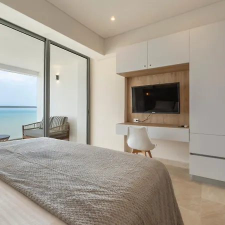 Seaside Serenity And Style Apartment